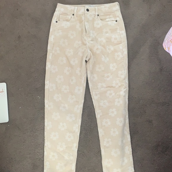 Ghanda Yellow tan cords with flower details - Picture 2 of 4